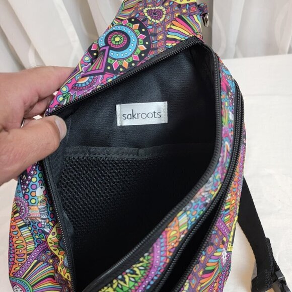 Sakroots Women's On The Go Sling Backpack 🌈 - Picture 5 of 8